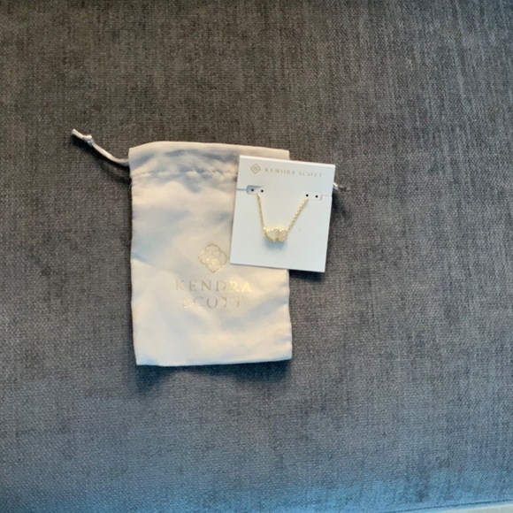 Kendra Scott Ari Heart Emilie Pendant in Ivory Mother-of-Pearl/Iridescent Drusy - Picture 4 of 4